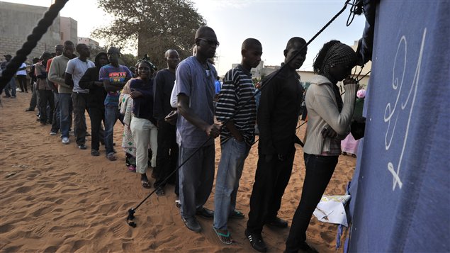 Des Sénégalais font la file pour voter à Dakar, le 26 février 2012.