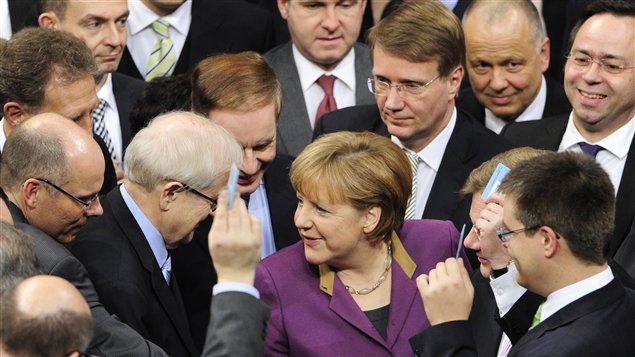 La chancelière Angela Merkel est entourée de députés allemands lors du vote sur le deuxième plan d'aide à la Grèce