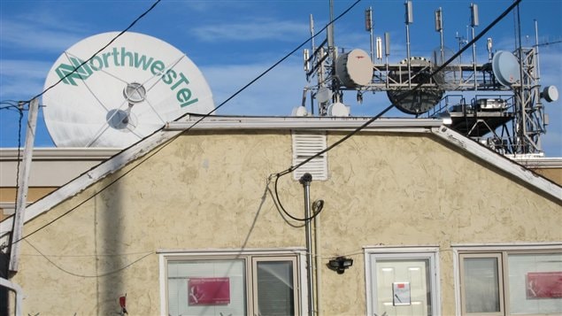 Des appareils de télécommunication de la compagnie Northwestel derrière une maison de Whitehorse