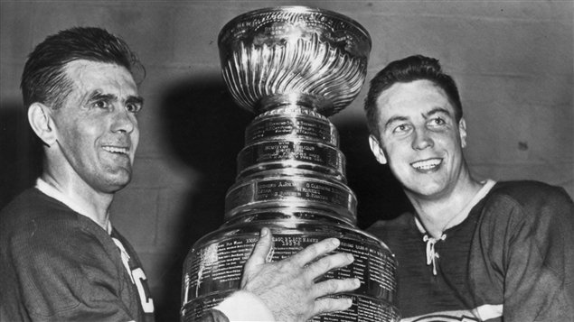 لاعبا فريق الكنديان جان بيليفو ( إلى اليمين ) وموريس ريشار يحملان كأس ستانلي التي فاز بها فريقهما في العام 1958