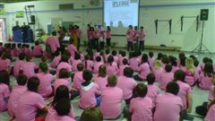 Les élèves de l'école Elm River arborant le chandail rose contre l'intimidation