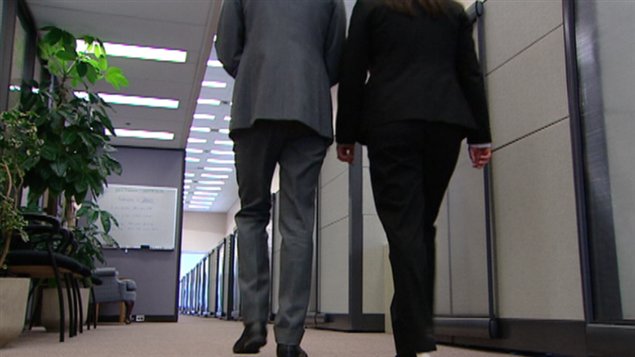 Deux fonctionnaires circulent dans un corridor.