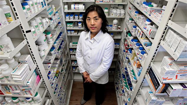 Une pharmacienne à Port Moody sur la côte ouest du Canada. En 2012, 78 % des pharmaciens au pays indiquaient avoir eu du mal à obtenir ou à prescrire des médicaments durant leur dernier quart de travail et 94 % durant la semaine précédente.