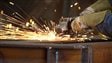 Un soudeur au travail dans une usine albertaine