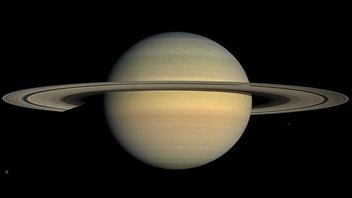 Cette image reconstituée en couleur est un assemblage de 30 photos prises par la sonde Cassini à une distance de 1,1 million de km.