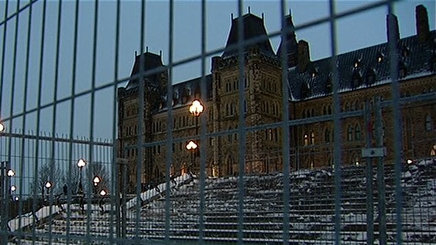 Le Parlement canadien est encerclé par des clôtures de sécurité en vue de la visite du premier ministre Nétanyahou. L'affaire donne lieu à un important déploiement policier. Des militants pour la paix prévoient aller manifester ce midi. Tous seront fouillés.