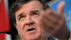 Le ministre des Finances du Canada, Jim Flaherty, après sa rencontre avec des économistes du secteur privé