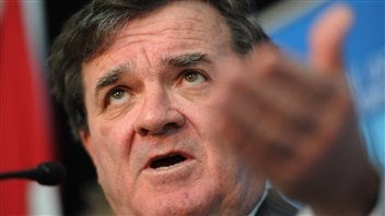 Le ministre des Finances du Canada, Jim Flaherty, après sa rencontre avec des économistes du secteur privé
