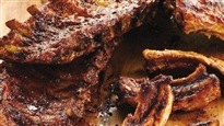 Côtes levées au barbecue et pommes de terre farcies toutes garnies