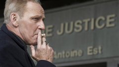Un des plaignants, Daniel C. Charest, fume devant le palais de justice de Montréal, lundi.