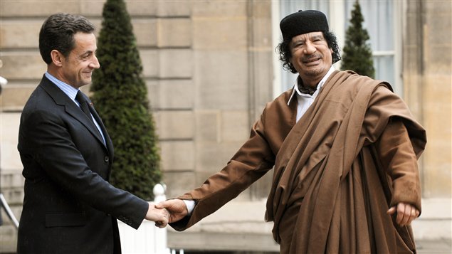 Le président français Nicolas Sarkozy et Mouammar Kadhafi en octobre 2007.
