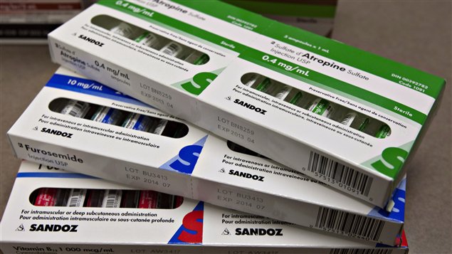 Des médicaments injectables de Sandoz dans une pharmacie de la Ville de Québec.