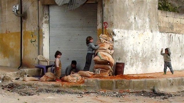 Des enfants dans les rues de Rastan, près de Homs.