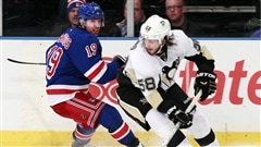 Kristopher Letang déjoue Brad Richards.