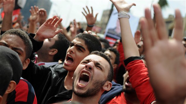 Des milliers de manifestants « ultras », partisans d'Al-Ahly, ont manifesté pour réclamer justice, le 15 mars 2012.