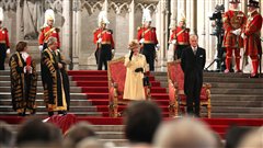 La reine Elisabeth II et le prince Philippe devant les parlementaires au palais de Westminster, � Londres