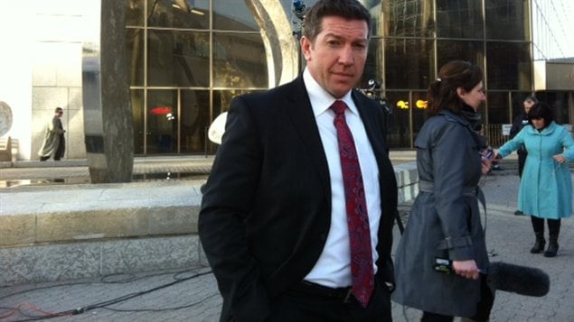 Une des victime de Graham James, Sheldon Kennedy, fait son entrée au tribunal à Winnipeg en mars 2012.