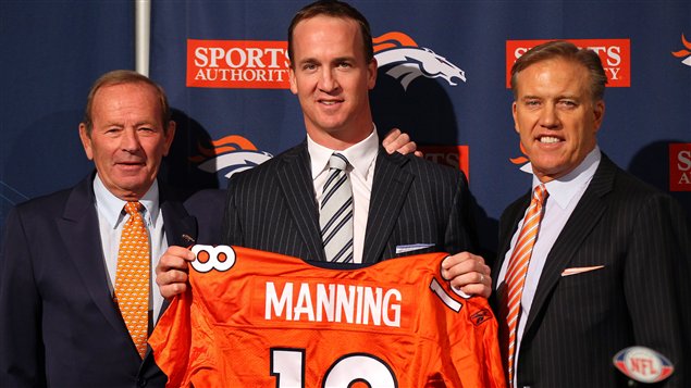 Peyton Manning entouré du propriétaire Pat Bowlen et du vice-président football John Elway