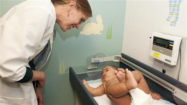 Examen médical d'un bébé