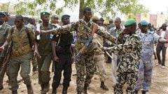 Le capitaine Sanogo (deuxi�me � partir de la droite) parle aux militaires sous son commandement, jeudi, dans un camp militaire de Bamako.