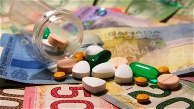 Un régime national d'assurance médicaments permettrait des achats en gros, ce qui abaisserait le prix des médicaments et les frais d'administration, évitant ainsi au Canada jusqu'à 11 milliards de dollars par année en dépenses. 