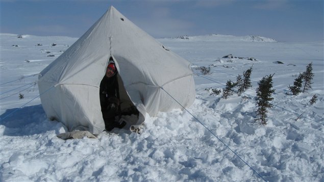 Bivouac temporaire au point de contrôle numéro 8 avec eau chaude et sapinage au sol. Mais aucun coureur ne prend le temps d'en profiter.