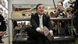 Le ministre des Finances, Jim Flaherty, s'ach�te des nouveaux souliers en pr�vision de la pr�sentation du budget f�d�ral