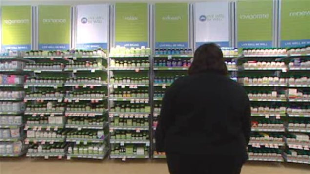 Un étalage de suppléments de vitamines en pharmacie