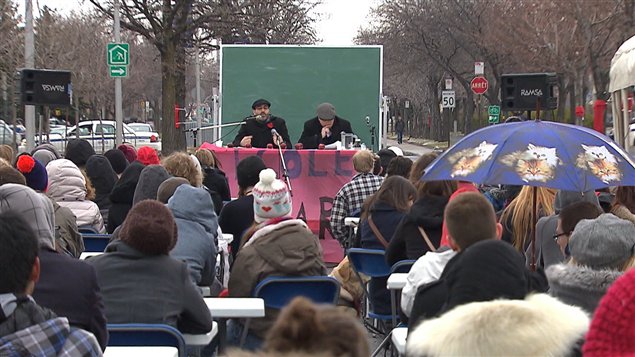 Des étudiants en grève assistent à un cours en plein air au cégep Édouard-Montpetit.