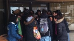 Les étudiants ont bloqué les accès à l'édifice qui abrite la permanence du Parti libéral.