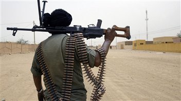 Un soldat malien patrouille les rues de la localité de Kidal, prise vendredi par les rebelles.