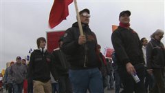 Des étudiants manifestent contre la hausse des droits de scolarité.