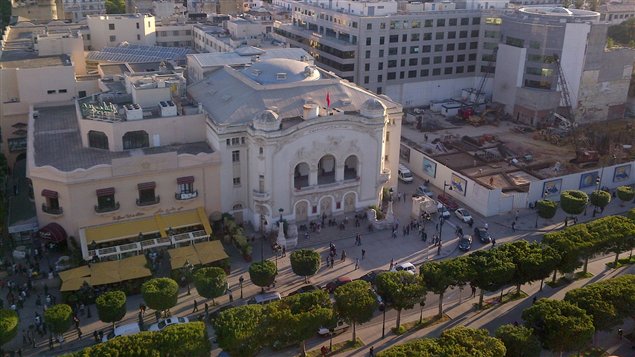 جادة بورقيبة في تونس العاصمة وبدا في الوسط مبنى المسرح الوطني