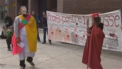 Des professeurs ont manifesté de façon théâtrale en face de la bibliothèque Gabrielle-Roy.