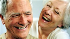 Des personnes �g�es sourient