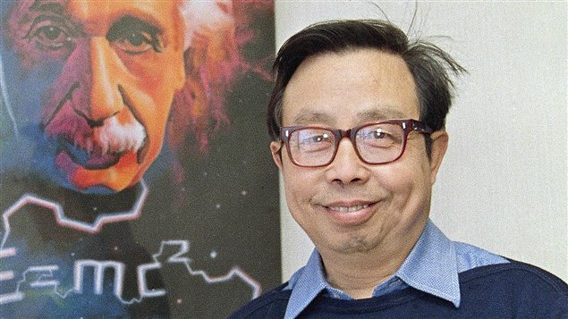 Fang Lizhi, en 1988, devant une affiche d'Einstein