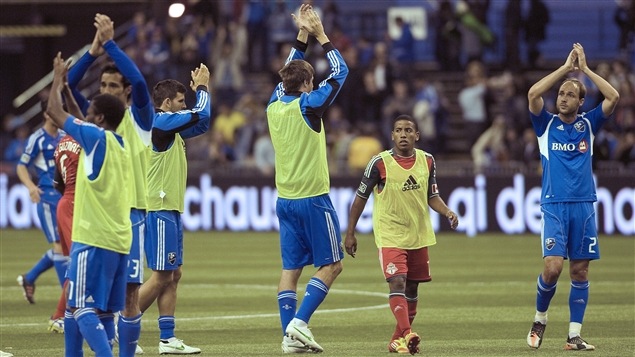 Les joueurs de l'Impact saluent la foule.