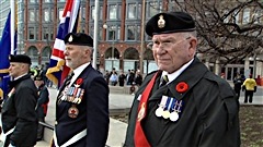 Des vétérans rendent hommage à des soldats tués au combat.
