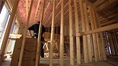 Un travailleur dans un chantier