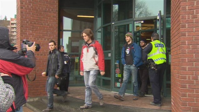 Les policiers sont intervenus pour faire sortir les étudiants de la succursale de la Banque CIBC.