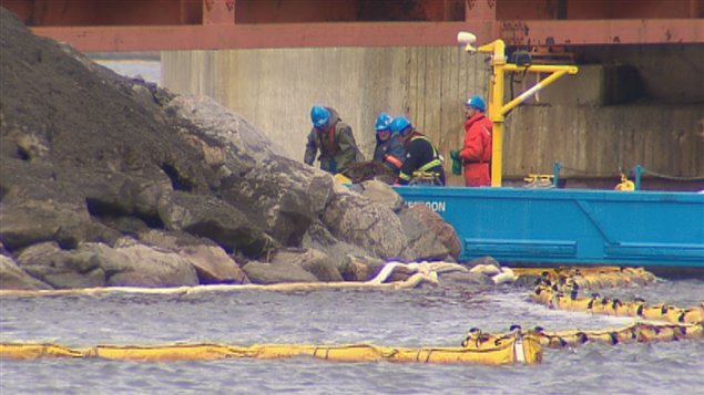 Urgence-Environnement supervise les travaux pour récupérer une partie des résidus pétroliers près de la raffinerie.