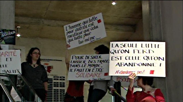 Des étudiants en grève de l'UQO continuent de lutter contre la hausse des droits de scolarité.