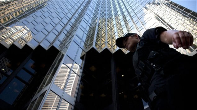 La tour de la Banque Royale à Toronto. Des employés canadiens mis à pied par la Banque Royale avaient dû former leurs remplaçants étrangers embauchés grâce à des permis de travail temporaires.