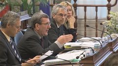 Le maire Labeaume répond aux questions des élus.