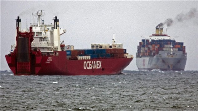 Des cargos de marchandise dans les eaux aux abords d’Halifax.