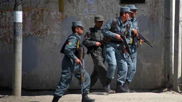 Des policiers afghans se dirigent vers le lieu des attaques, à Kaboul.
