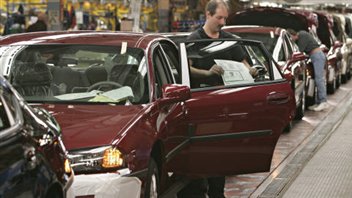 Un employé d'une usine GM à Oshawa en Ontario