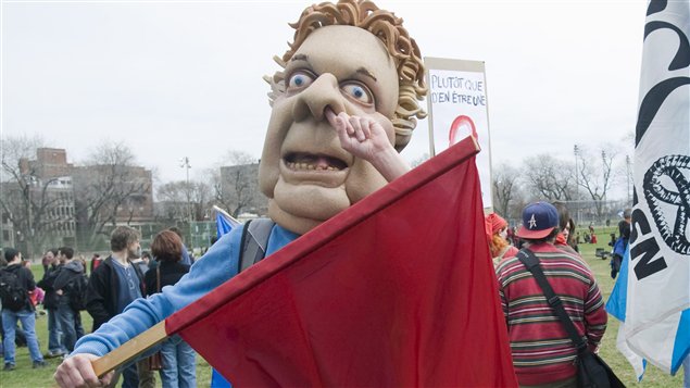 Un manifestant contre la hausse des droits de scolarité lors d'une manifestation à Montréal, le 14 avril dernier