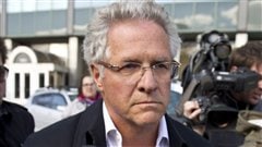 Tony Accurso quittant le quartier g�n�ral de la SQ, le 17 avril 2012.