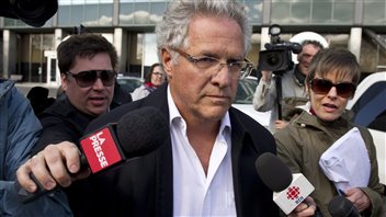 Le magnat de la construction Tony Accurso quitte le quartier général de la SQ, à Montréal, le 17 avril 2012.